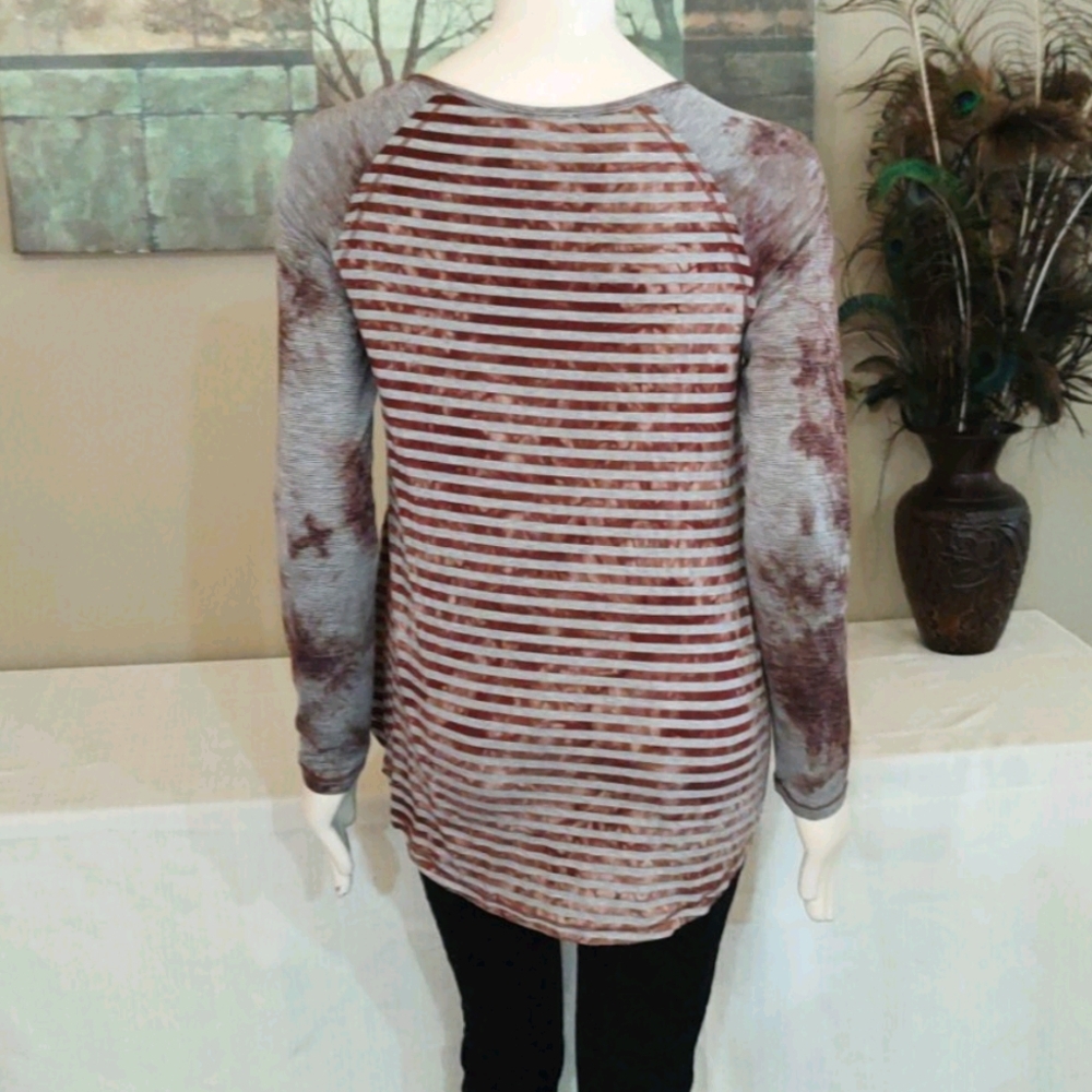 Sz M Hem & Thread Raglan Sleeve Henley Tee - Picture 4 of 8